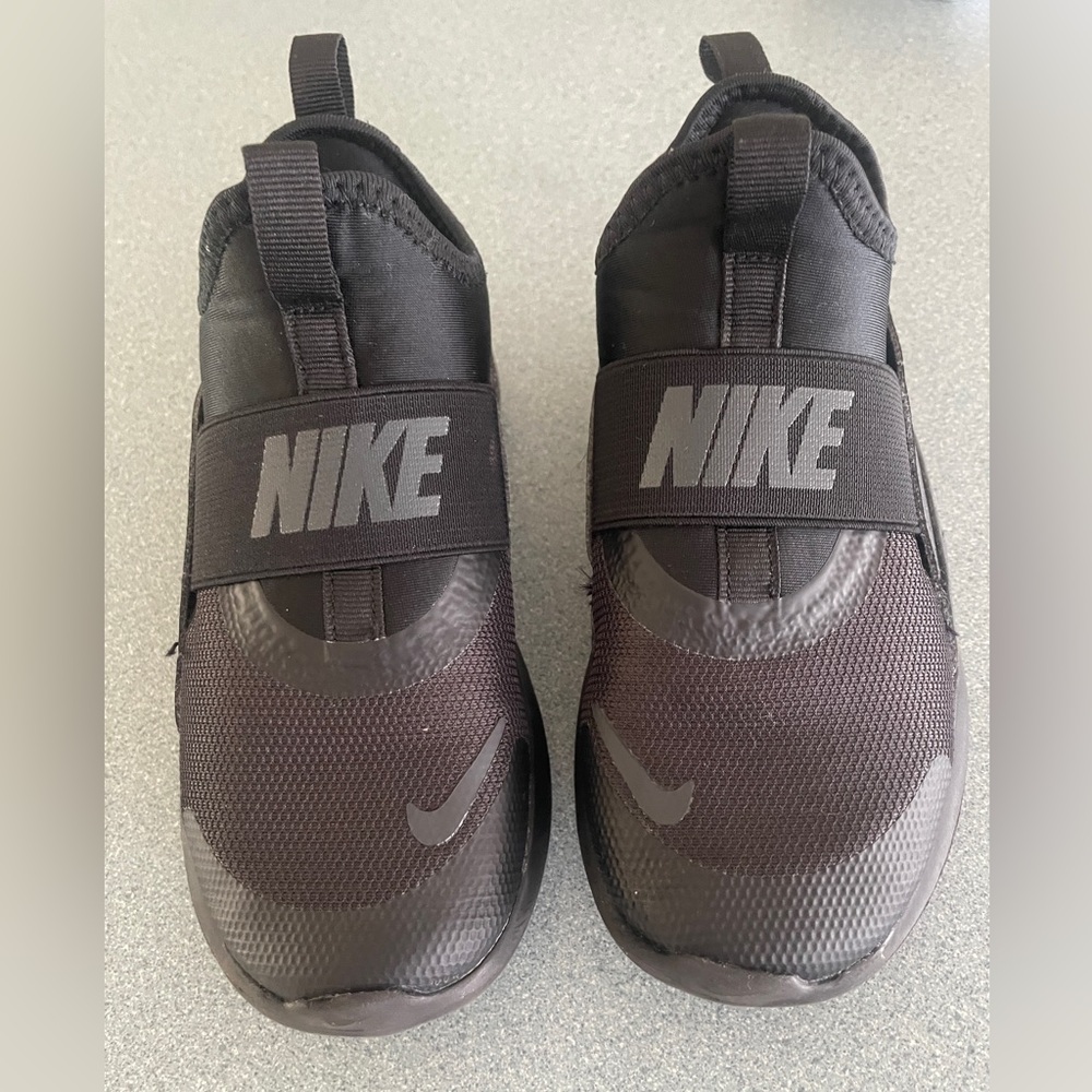 Nike Kids Black Slip-On Sneakers, size 13